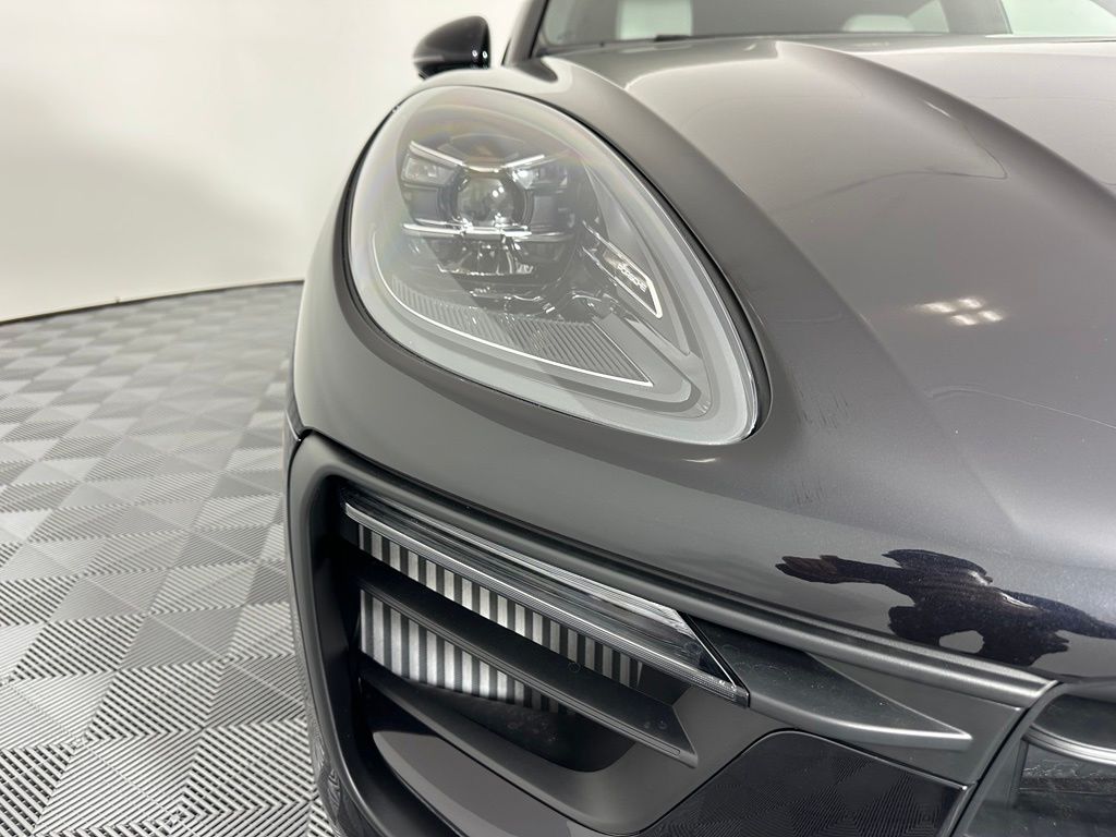Thumbnail: 2026 Porsche Macan - 9