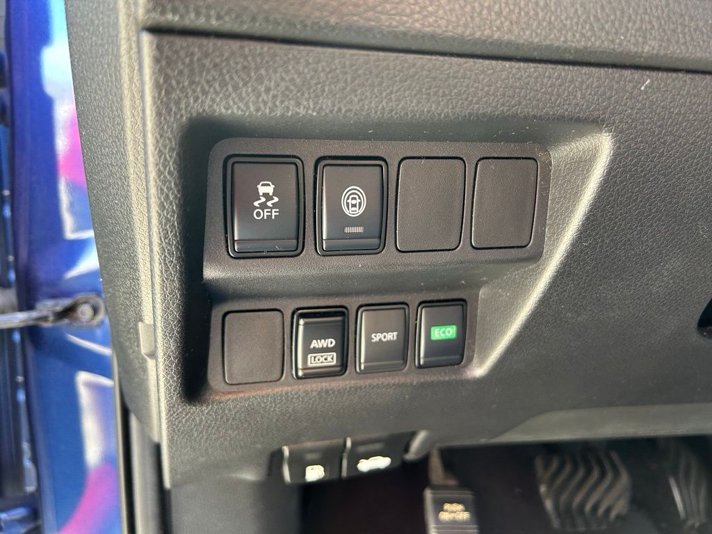 Thumbnail: 2020 Nissan Rogue Sport - 17