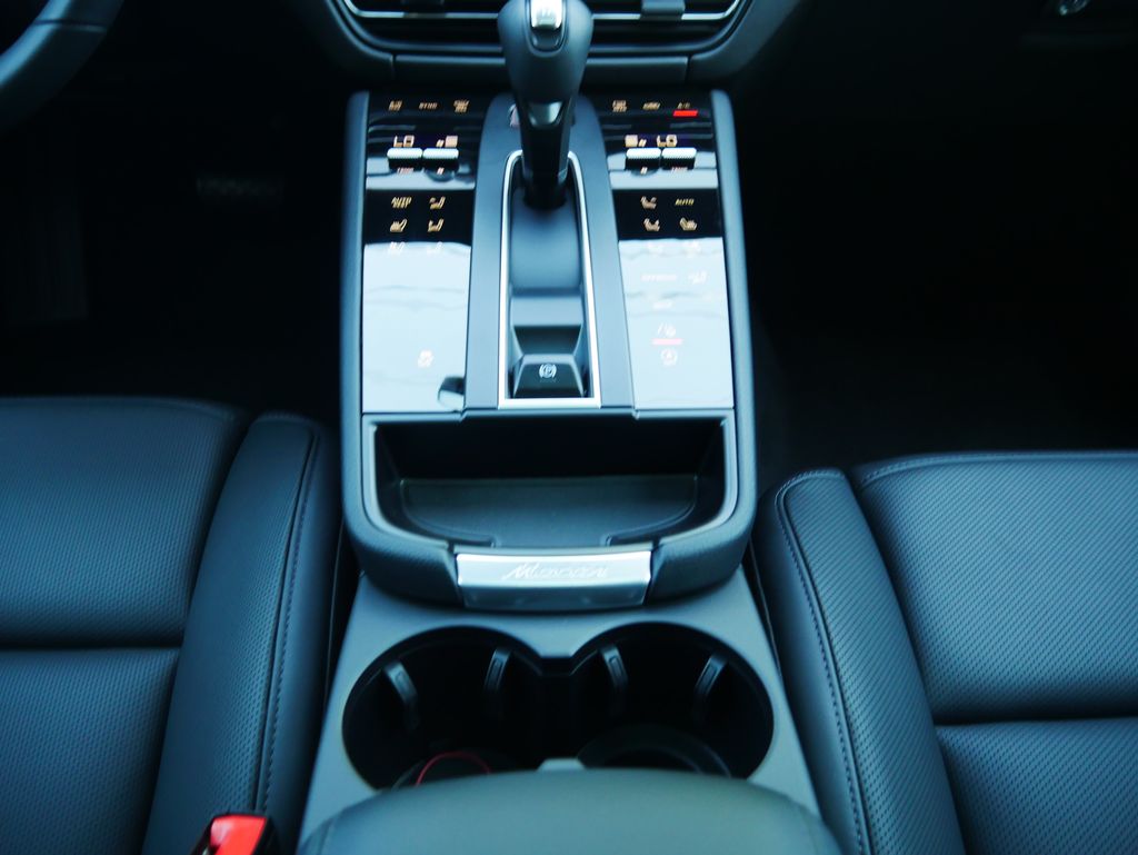Thumbnail: 2026 Porsche Macan - 30