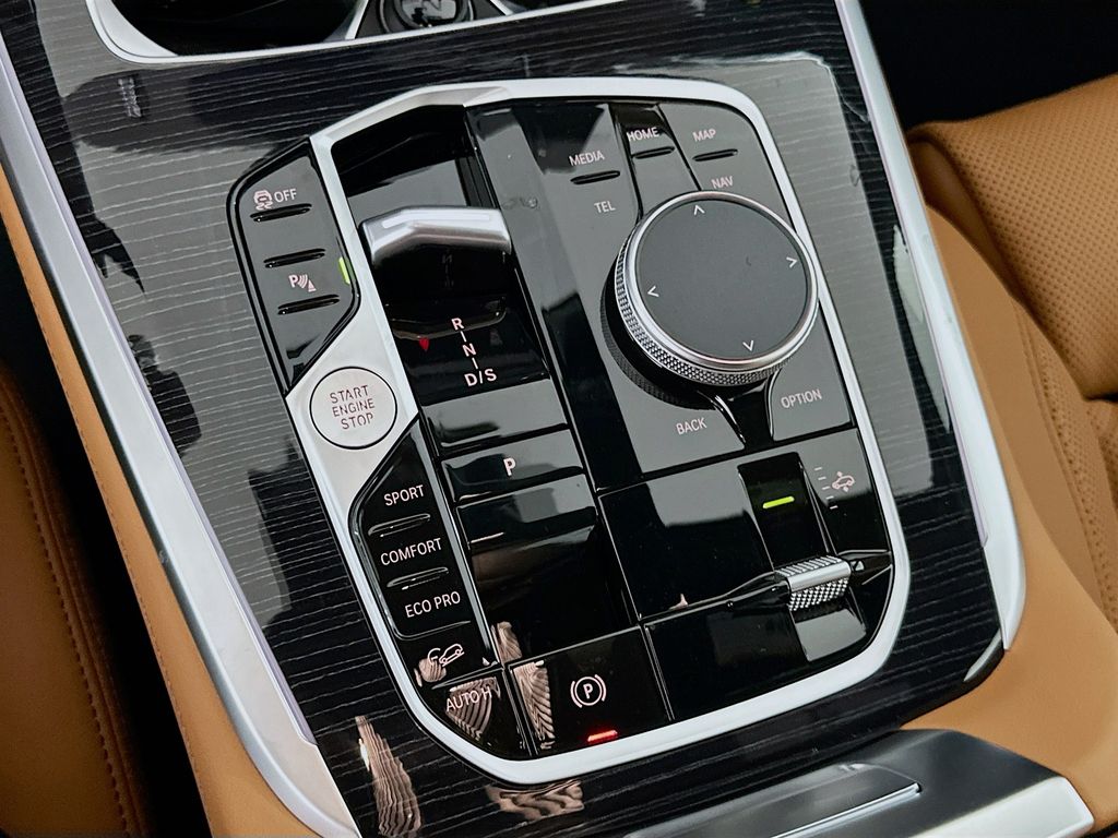 Thumbnail: 2026 BMW X7 - 15