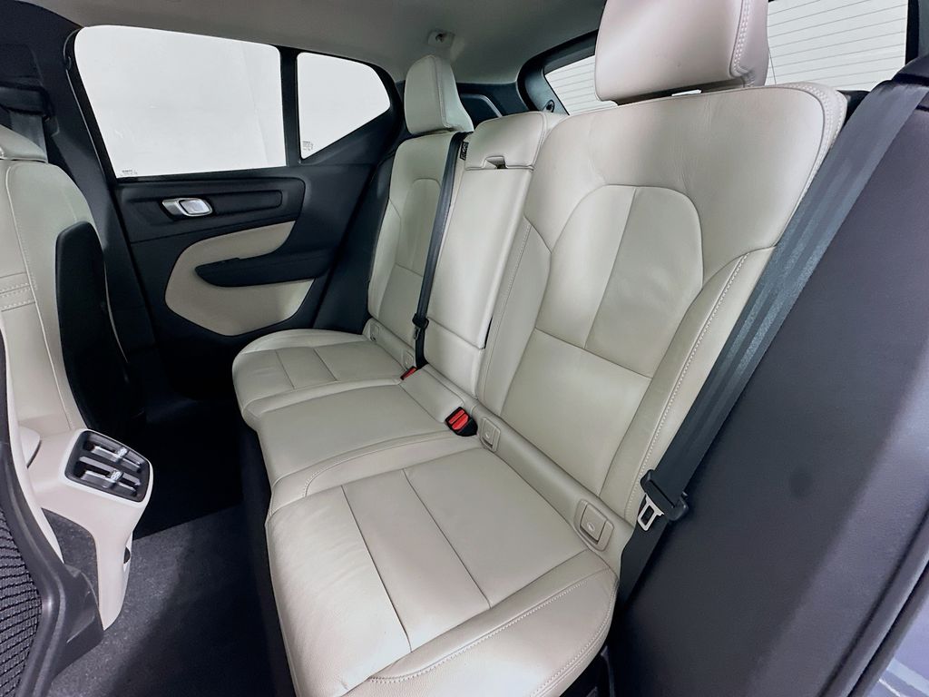 Thumbnail: 2023 Volvo XC40 - 24