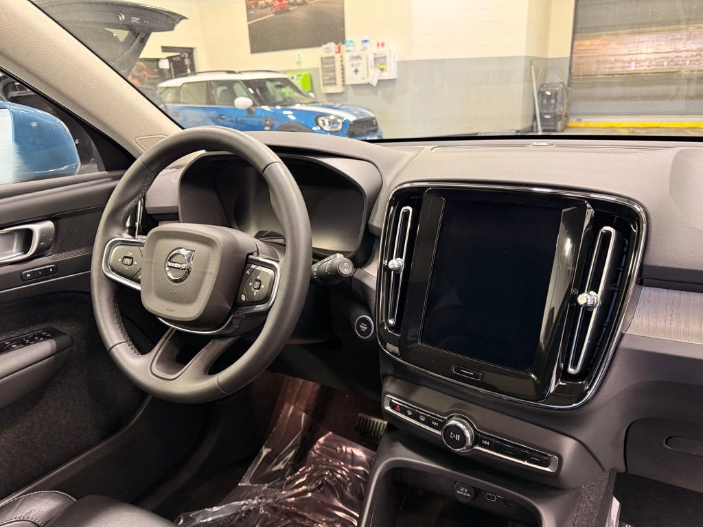 Thumbnail: 2023 Volvo XC40 - 30