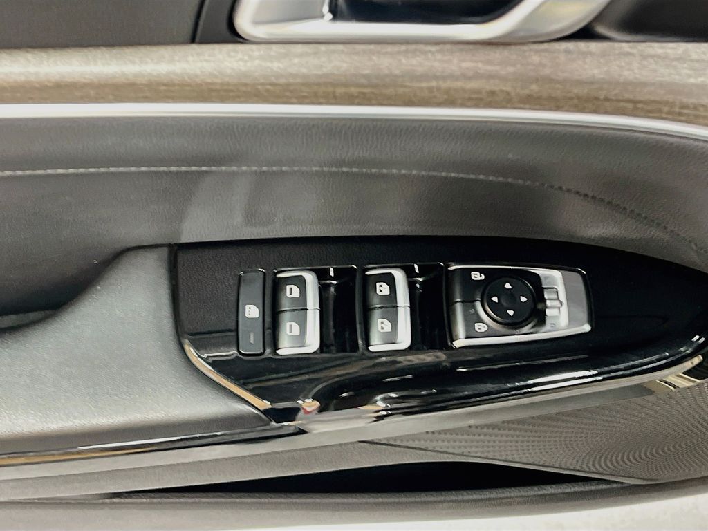 Used 2021 Crystal Beige Kia EX image 17