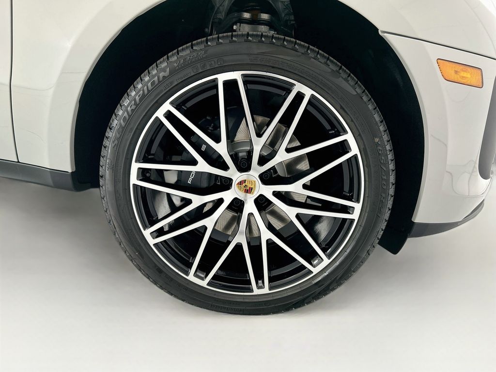 Thumbnail: 2026 Porsche Macan - 32