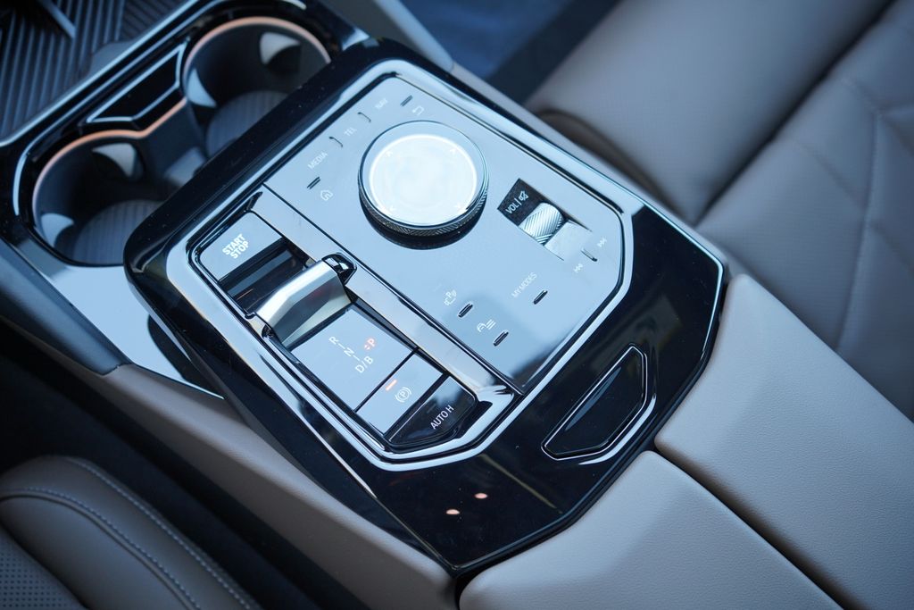 Thumbnail: 2026 BMW i5 - 19