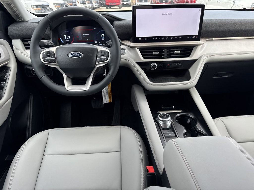 2025 Ford Explorer photo 3