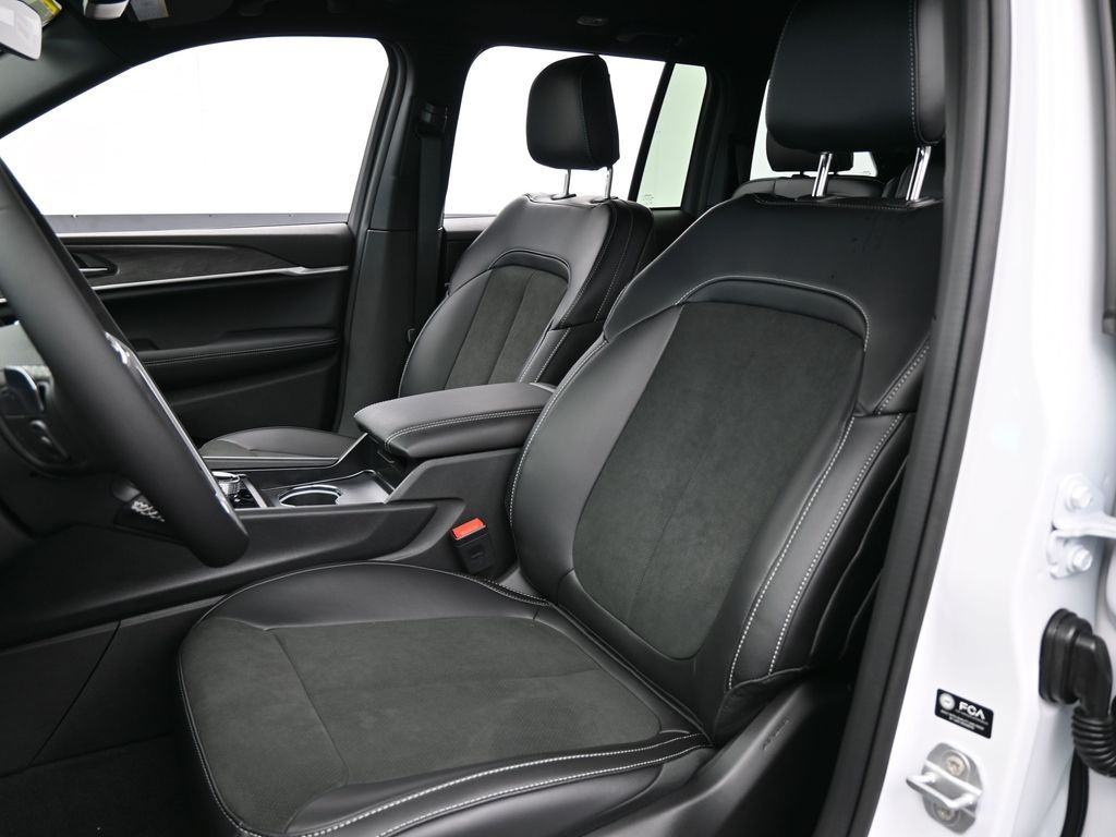 New 2026 Bright White Clearcoat Jeep Laredo image 10