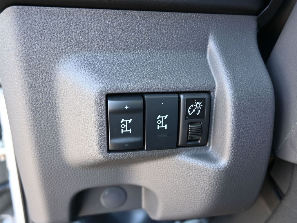2025 Isuzu NRR 