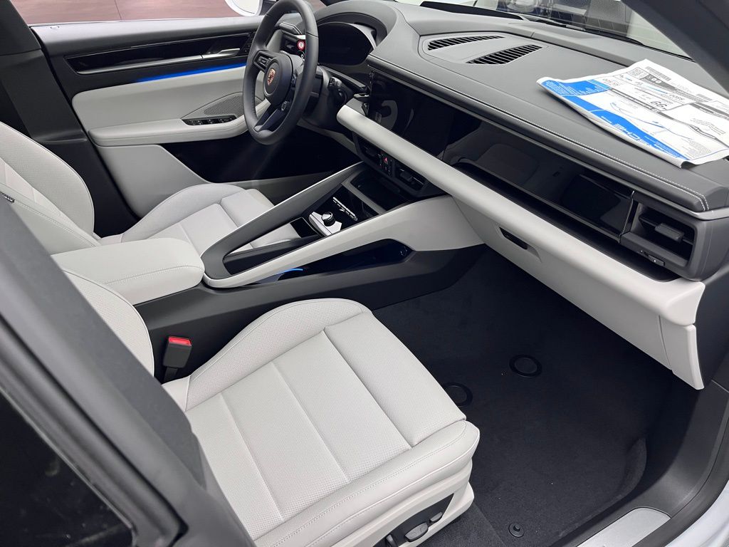 Thumbnail: 2025 Porsche Macan - 26