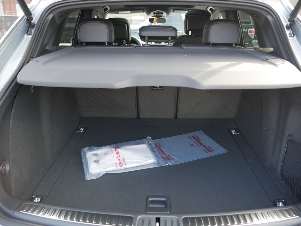 Thumbnail: 2026 Porsche Macan - 25