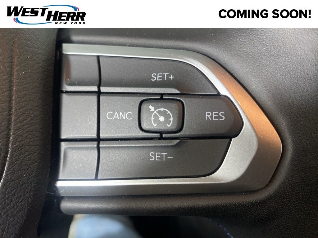 Used 2022 Gray Jeep Latitude image 10