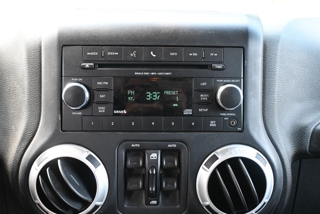 Thumbnail: 2015 Jeep Wrangler - 15