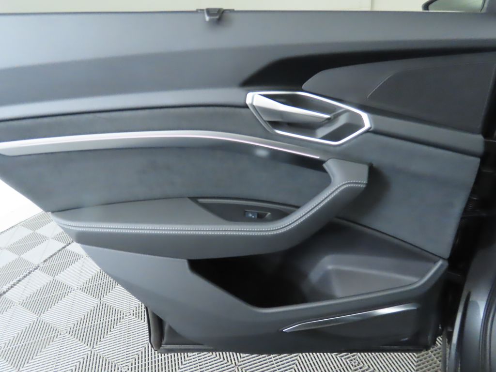 2022 Audi e-tron S Prestige 27