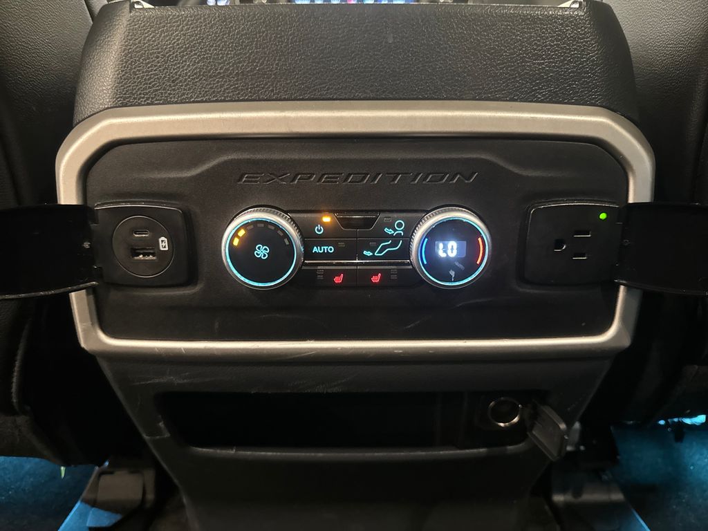 Certified Used 2022  Ford Limited image 35