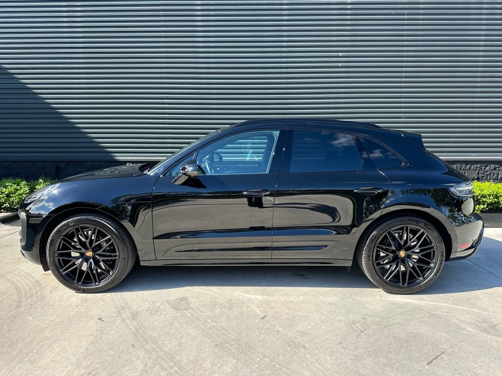 Thumbnail: 2023 Porsche Macan - 2