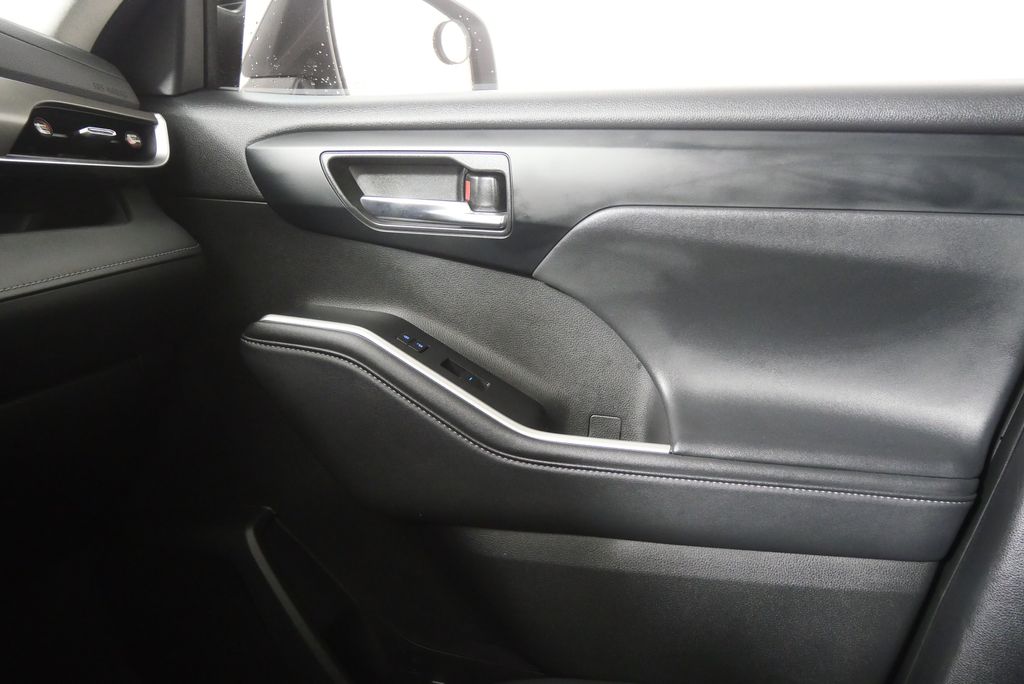 Thumbnail: 2022 Toyota Highlander - 32