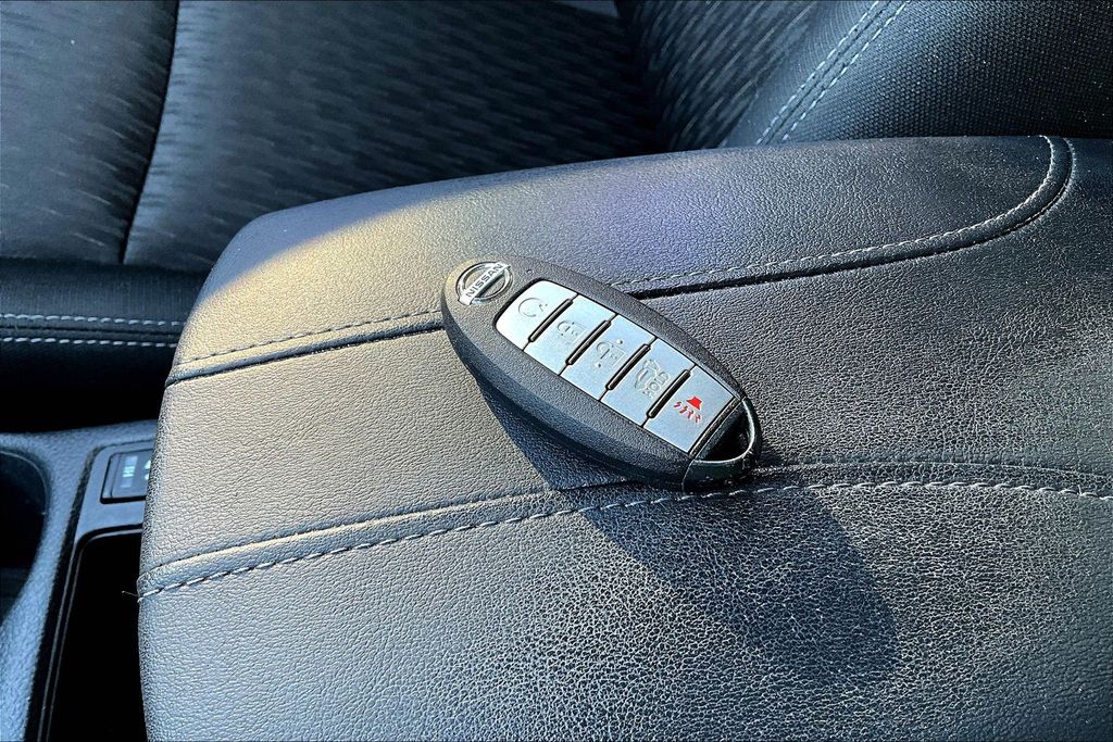 2019 Nissan Rogue SV - 10