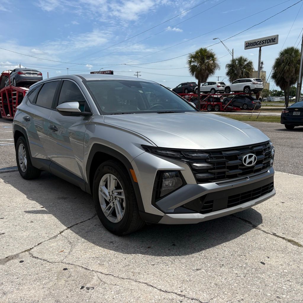 Shimmering Silver 2025 Hyundai Tucson SE FWD SUV / Crossover Front-Wheel Drive 8-Speed Automatic