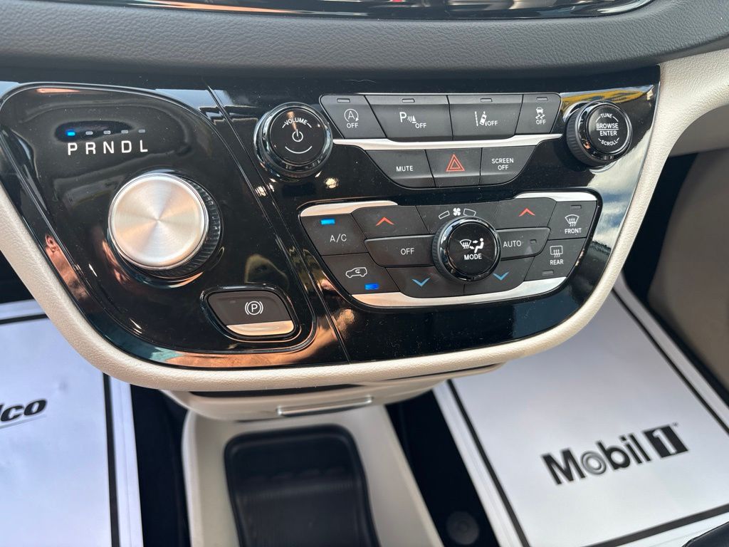 Used 2023 Chrysler Pacifica Van
