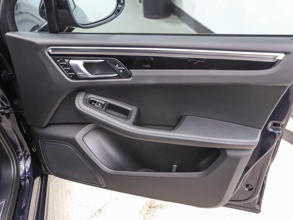 Thumbnail: 2023 Porsche Macan - 27