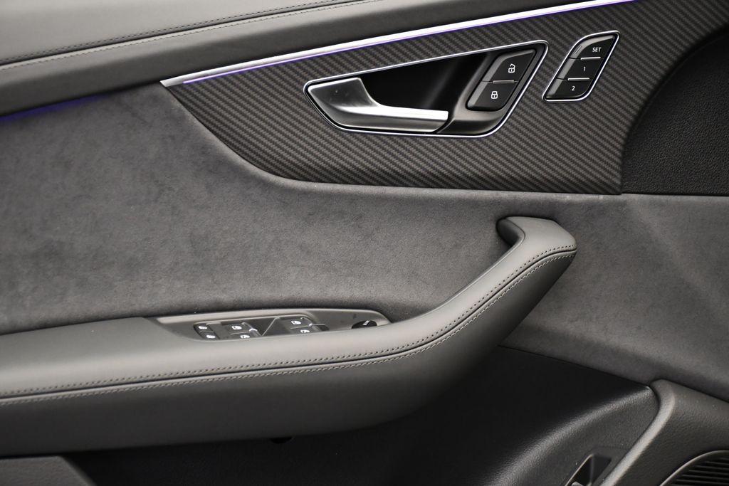 Thumbnail: 2026 Audi RS Q8 - 31