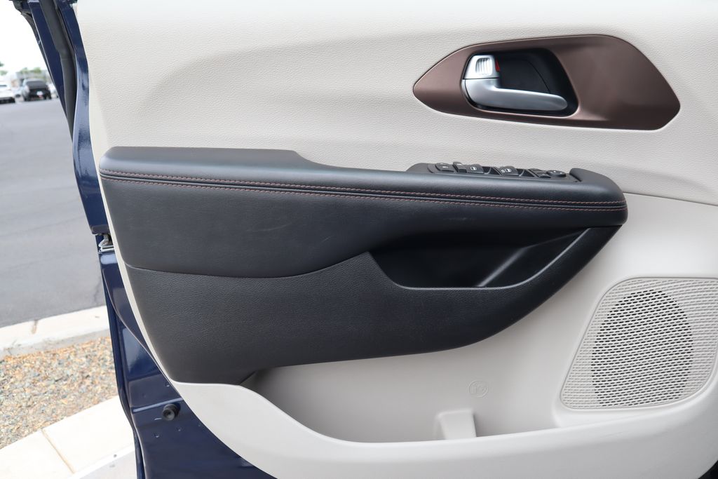 Thumbnail: 2017 Chrysler Pacifica - 24