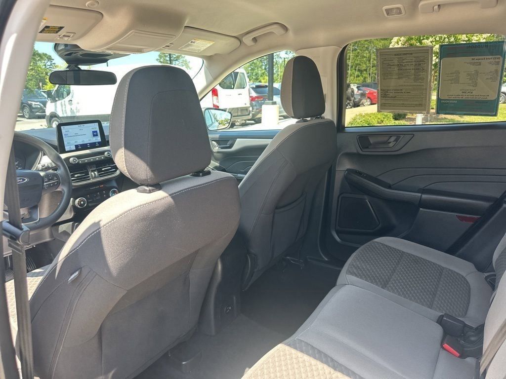 2022 Oxford White Ford Escape SE FWD SUV