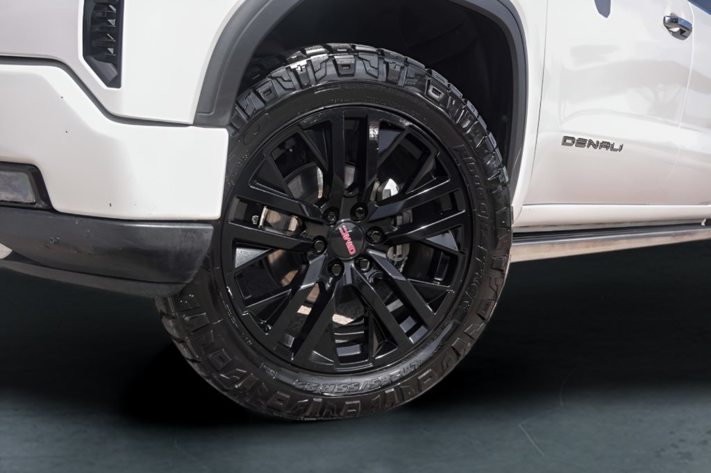 Used 2022 White GMC Denali image 4