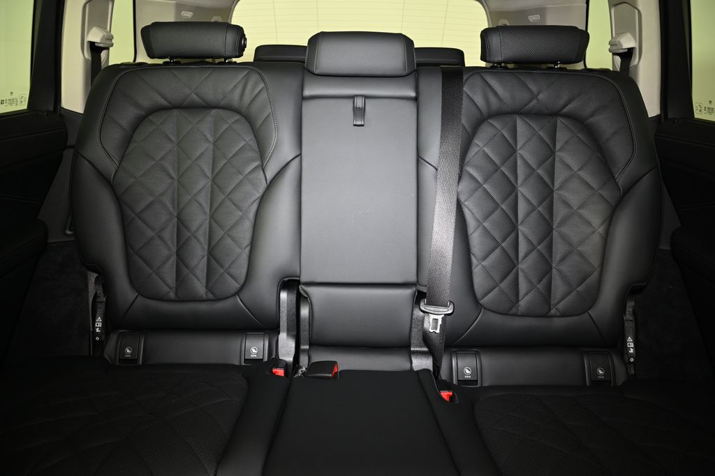 Thumbnail: 2026 BMW X7 - 25