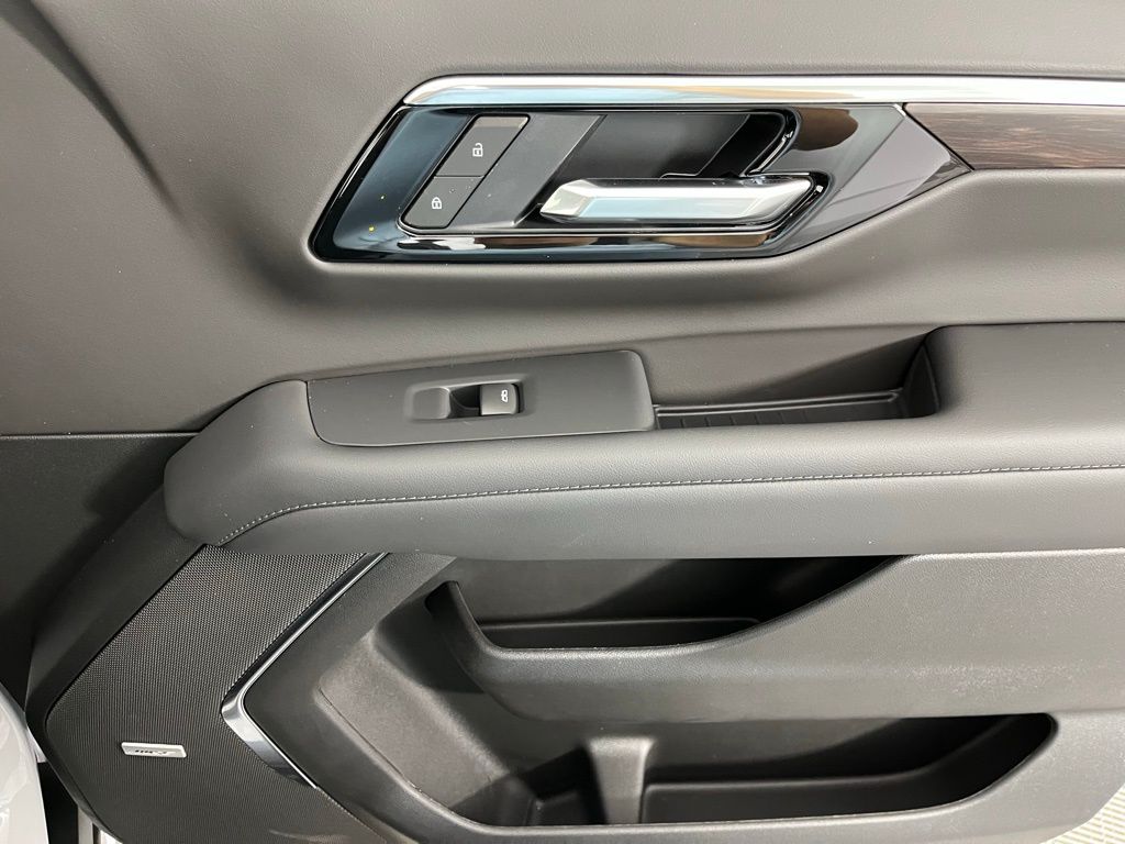 2025 Chevrolet Suburban LT 11