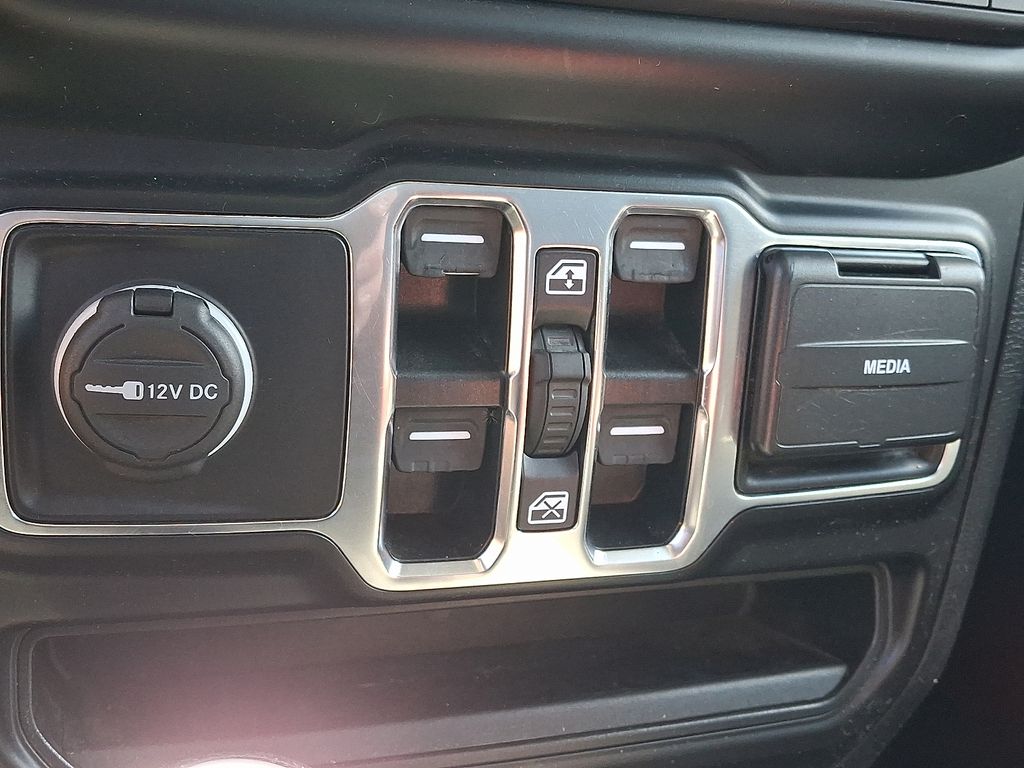 2022 Jeep Wrangler — photo 24