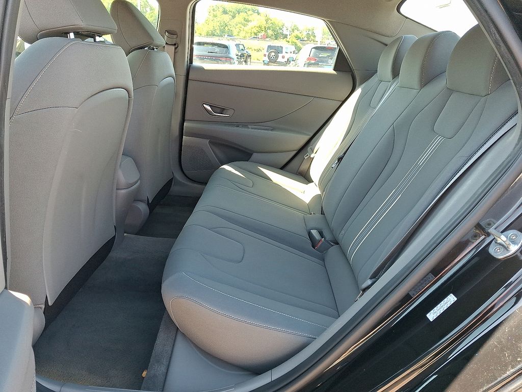 2023 Hyundai Elantra — photo 11