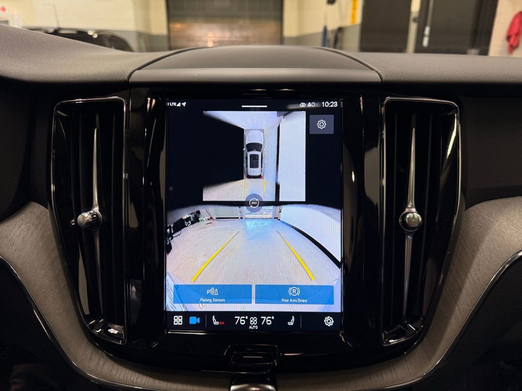 Thumbnail: 2025 Volvo XC60 - 17