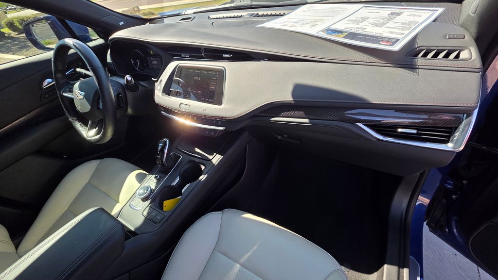 Thumbnail: 2021 Cadillac XT4 - 17
