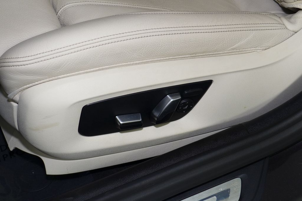 Thumbnail: 2021 BMW 5 Series - 23