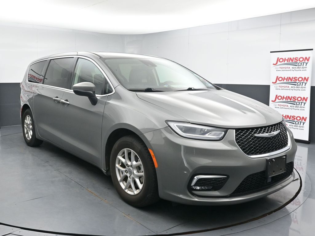 2023 Chrysler Pacifica Touring L's photo