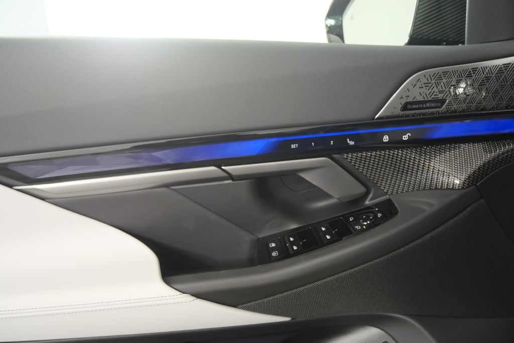 Thumbnail: 2026 BMW M5 - 9