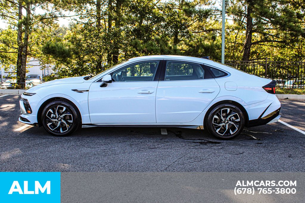 Used 2025 White Hyundai SEL image 6