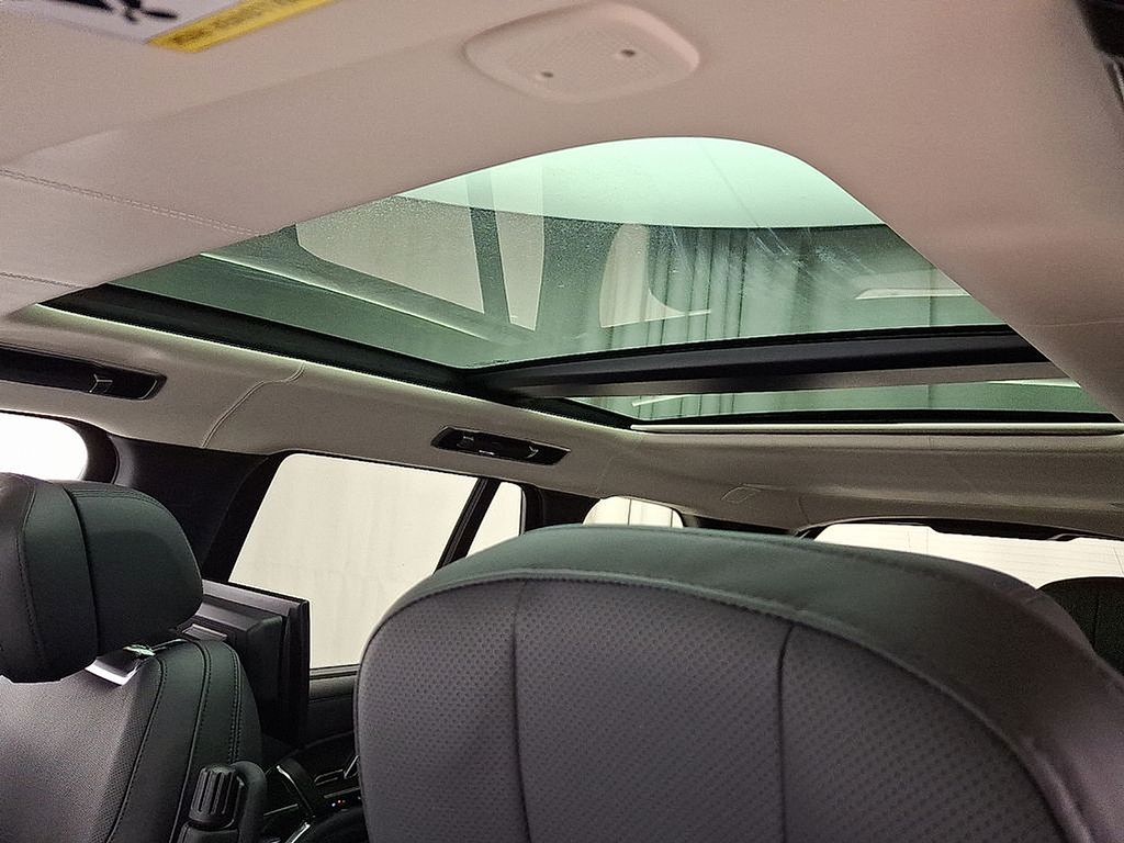 Thumbnail: 2025 Land Rover Range Rover - 9