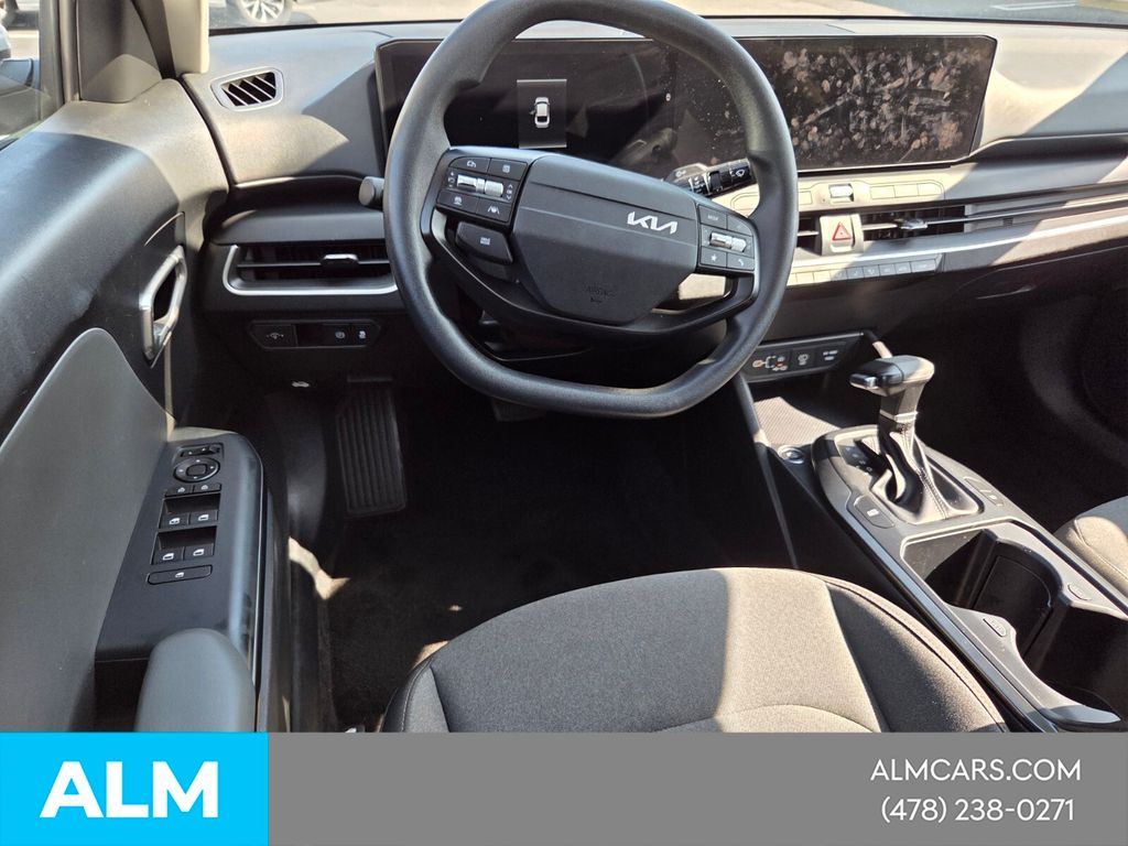 Used 2025 White Kia LXS image 4
