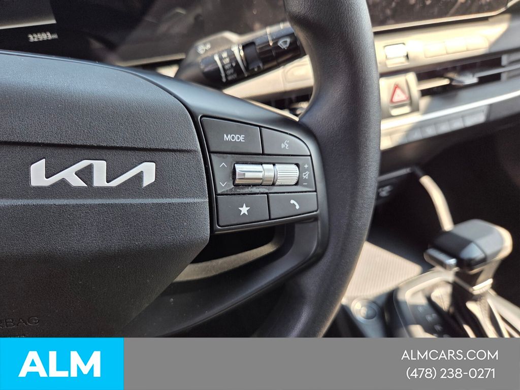 Used 2025 White Kia LXS image 23