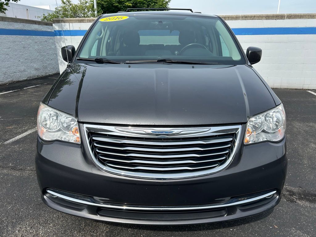 Thumbnail: 2016 Chrysler Town & Country - 8
