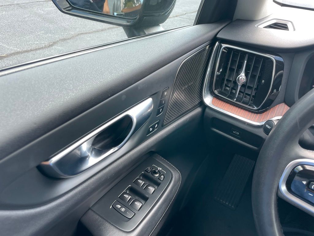 Thumbnail: 2025 Volvo S60 - 21