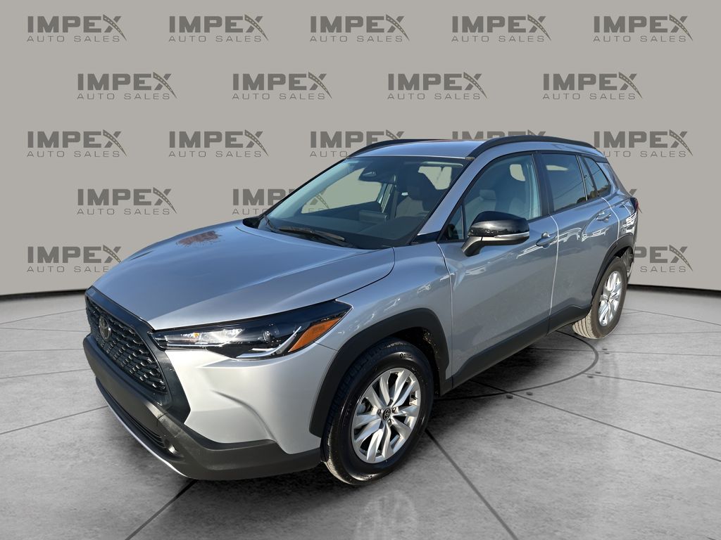 2025 Toyota Corolla Cross LE's photo