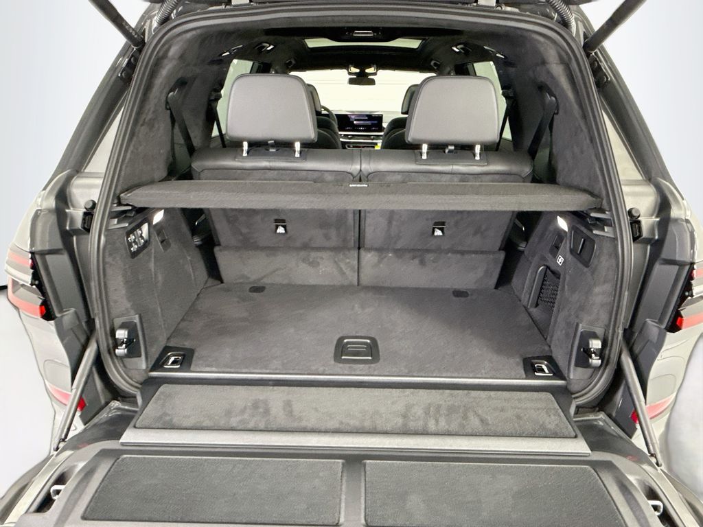 Thumbnail: 2027 BMW X7 - 28