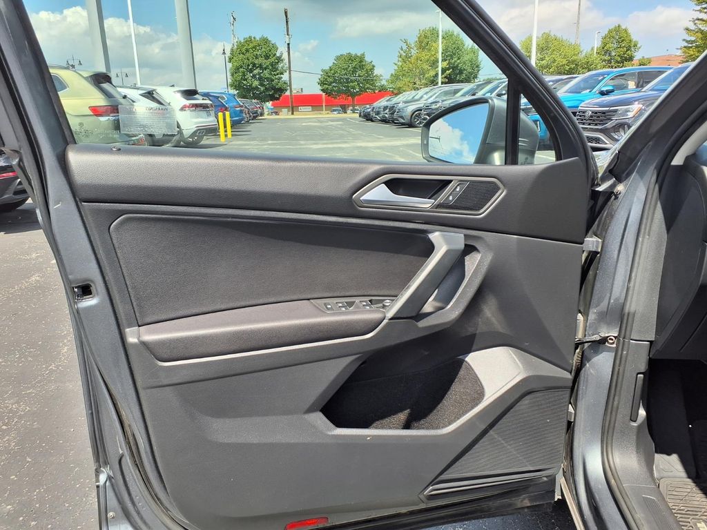 Used 2019 Platinum Gray Metallic Volkswagen 2.0T SE image 11