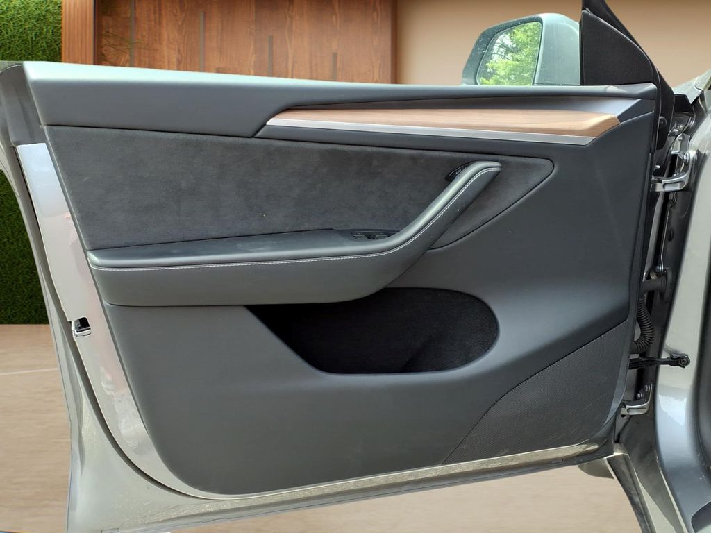 TeslaModel Y19