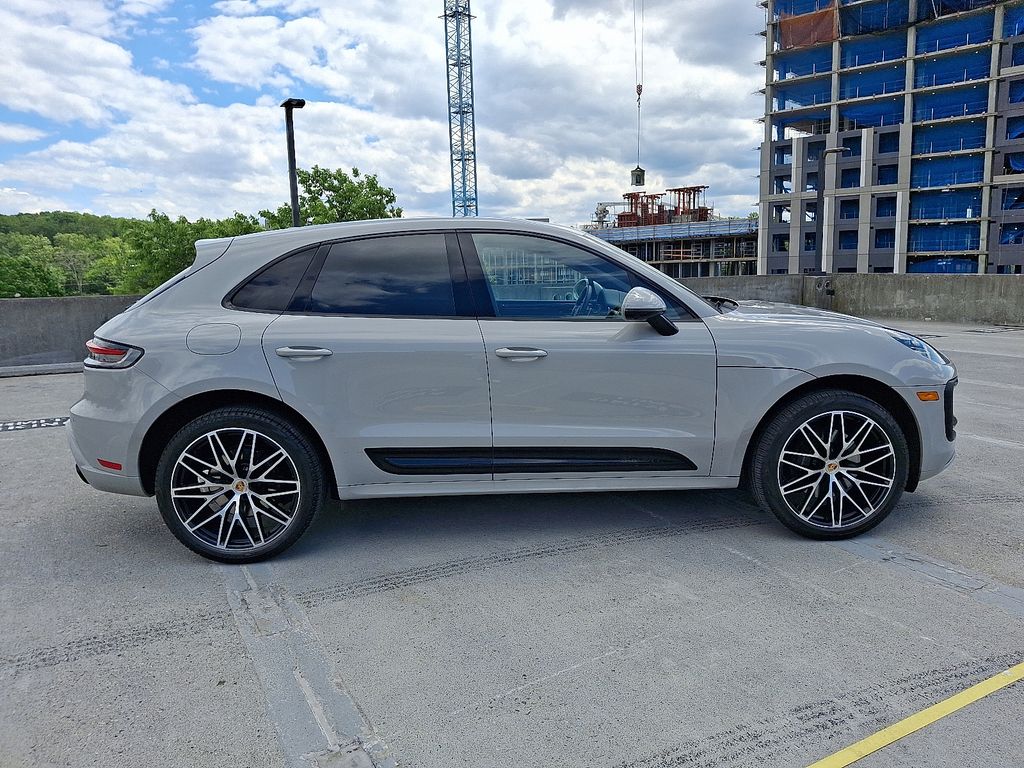 2024 Porsche Macan T 8
