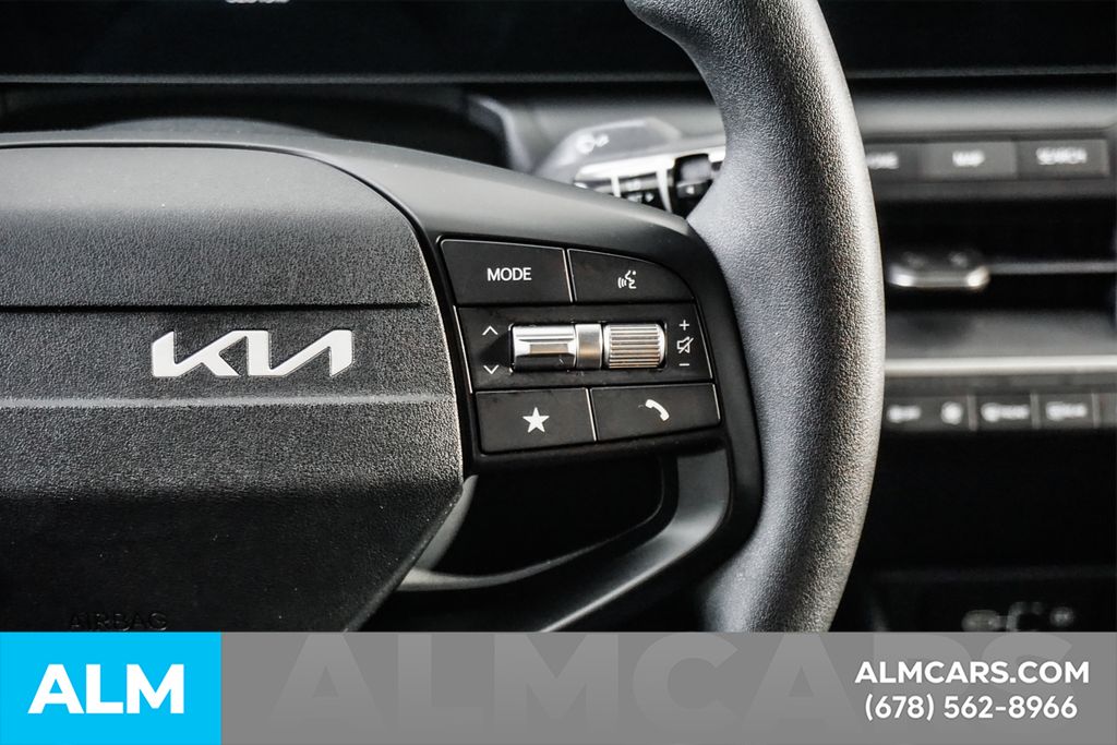 Used 2025 White Kia LXS image 26