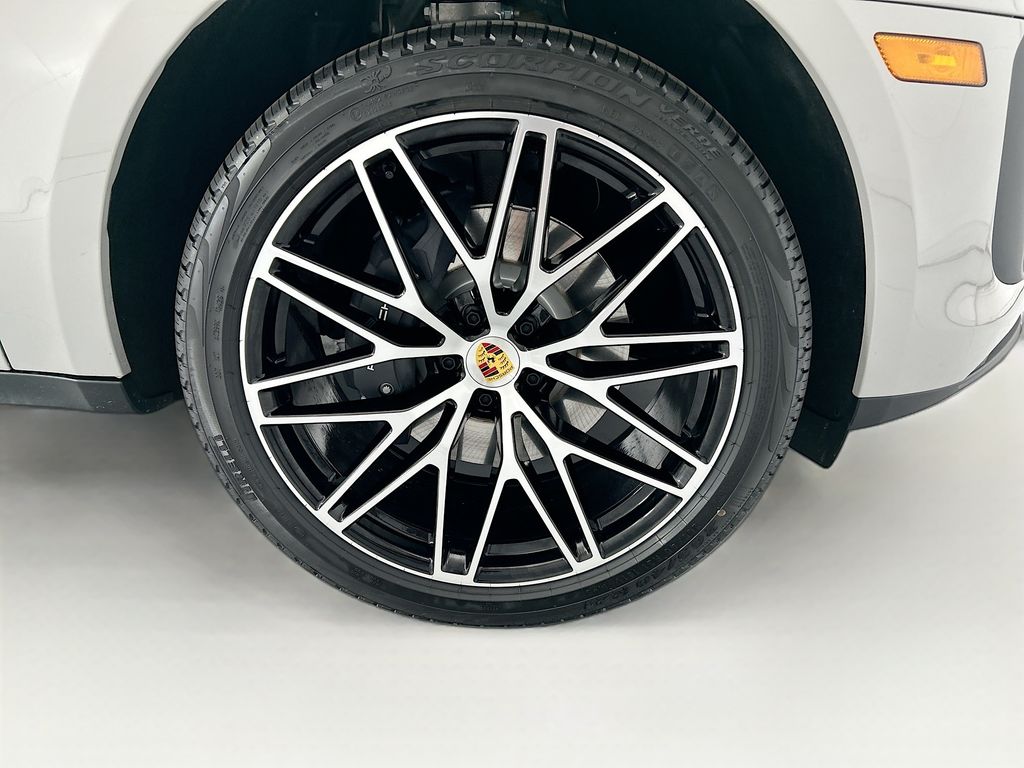 Thumbnail: 2026 Porsche Macan - 32